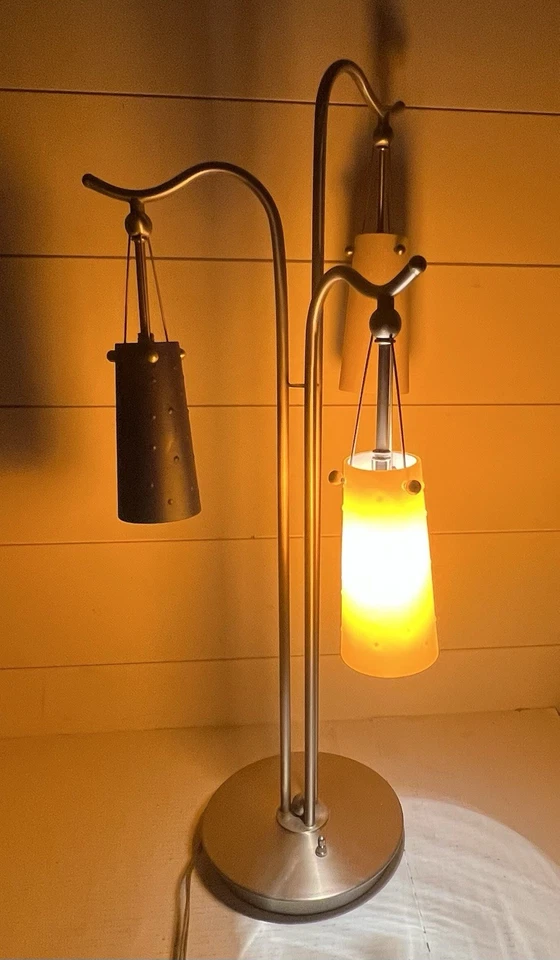 Lámpara de mesa moderna contemporánea de vidrio azul, naranja y amarillo de níquel cepillado VNT Foto 4 de 4