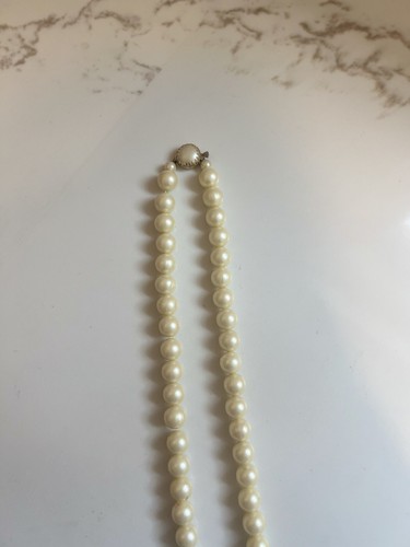 Vintage Cream Faux Pearl Necklace Signed Hong Kong 30" - Picture 2 of 3
