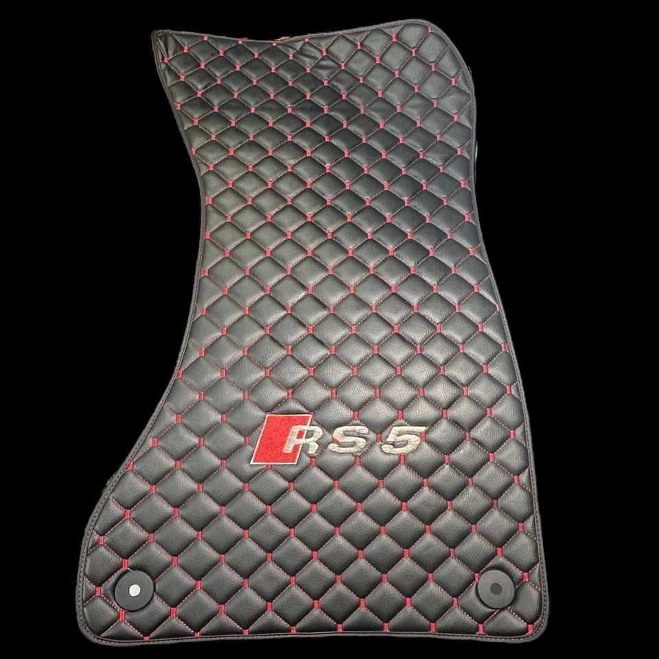 Alfombrillas Audi RS5 puntada negra y roja imitación cuero acolchado patrón Foto 3 de 4