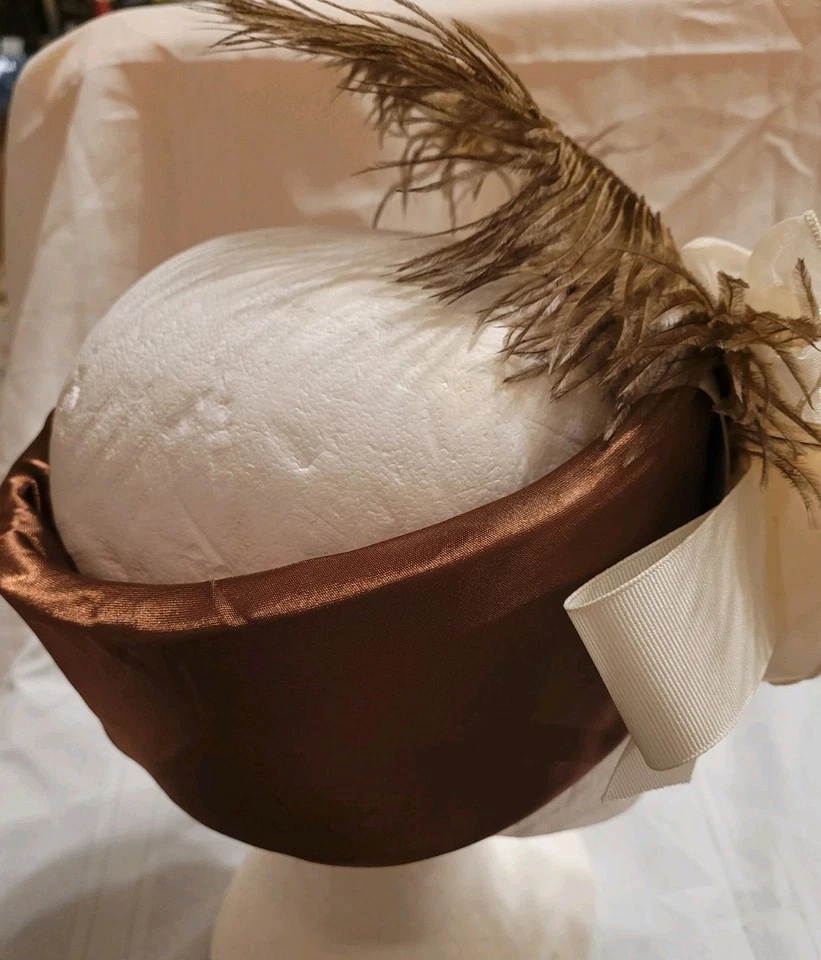 Sombrero Vintage Marrón Satén Diadema Plumas Marrón y Beige Beige Beige Flores Guc  Foto 2 de 4