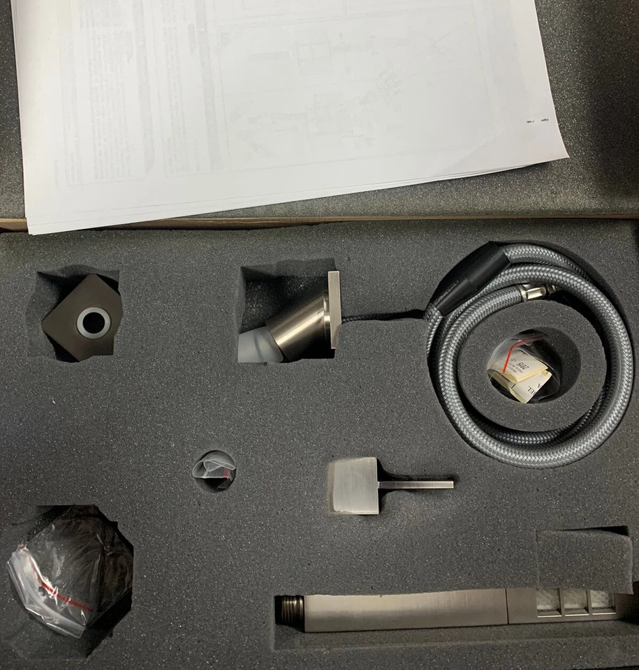 Juego de adornos de ducha y desviador montado en cubierta Graff G-6255-LM39B-BNI-T Cubic Tre Foto 2 de 4