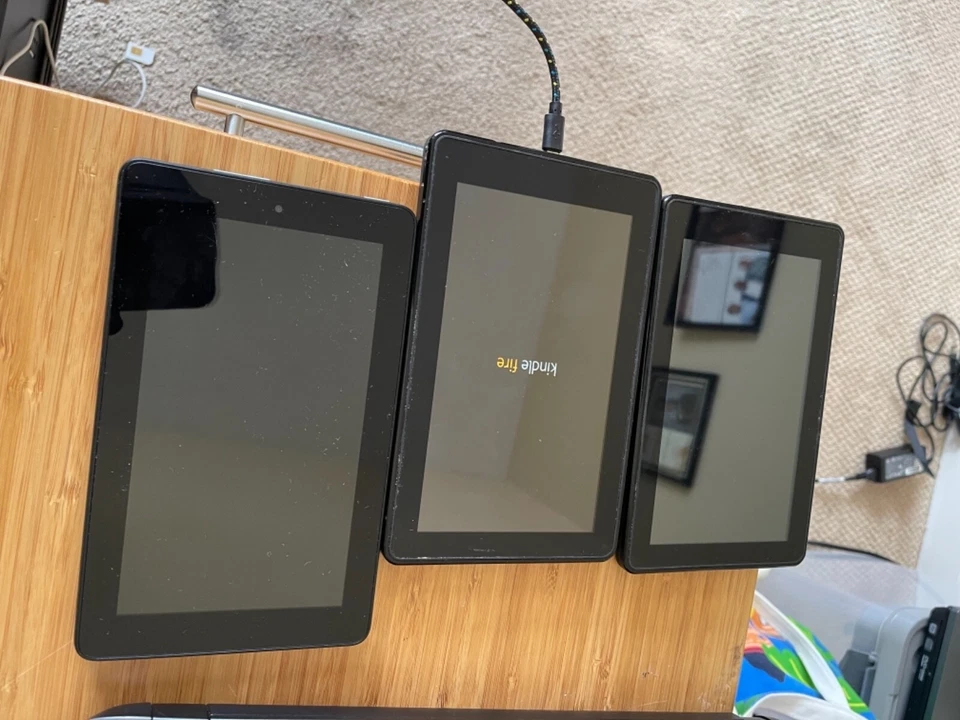 LOT OF 3 Amazon Fire (5th Generation) 8GB, Wi-Fi, 7in and 2 kindle - Image 4 of 4