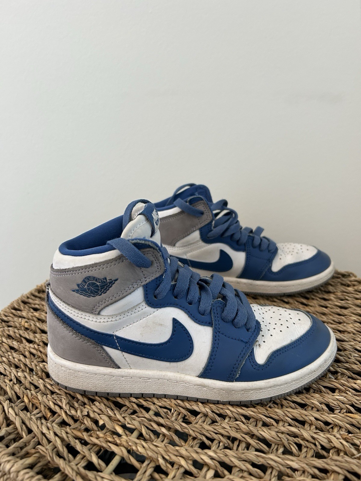 Boy’s Air Jordan 1 Retro High OG “True Blue” FD1412-410 Size 1.5Y thumbnail 4
