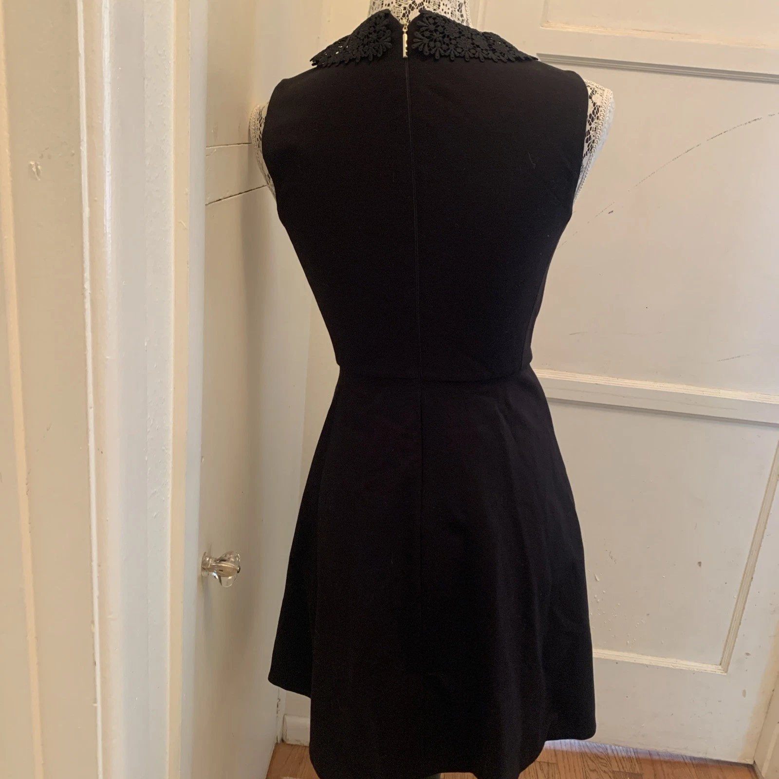 Abito Kate Spade nero aderente svasato pizzo ricamato colletto zip dietro 0