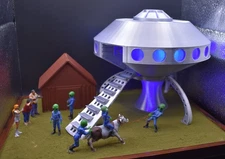 O Scale 1/48 Flying Saucer UFO & 5 Aliens Cow Abduction 3 People Laser Lights