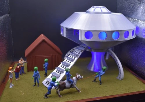 O Scale 1/48 Flying Saucer UFO & 5 Aliens Cow Abduction 3 People Laser Lights