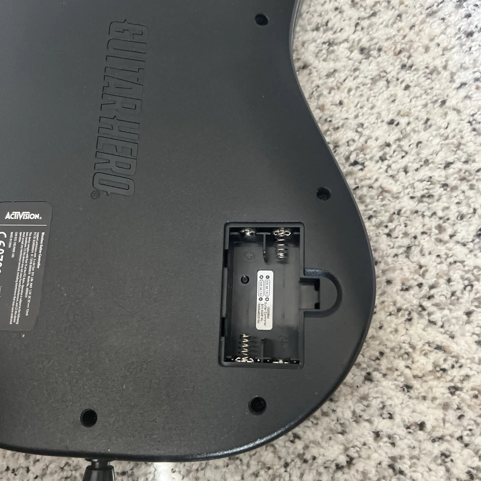 Guitar Hero Live Guitar (NO DONGLE) for PS3, PS4, Xbox 360, Xbox One, Wii U, iOS - Image 3 of 3