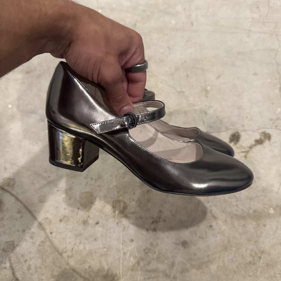 Zapatos de salón Louise Et Cie para mujer 6 M gruesos de tacón redondo plateados metálicos Foto 2 de 4