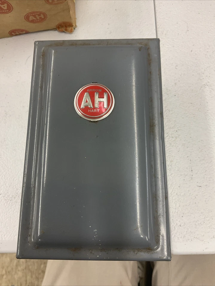 Relé Arrow Hart tipo R con carcasa - MR20, bobina V 220, CY 60 - ECS Foto 3 de 4