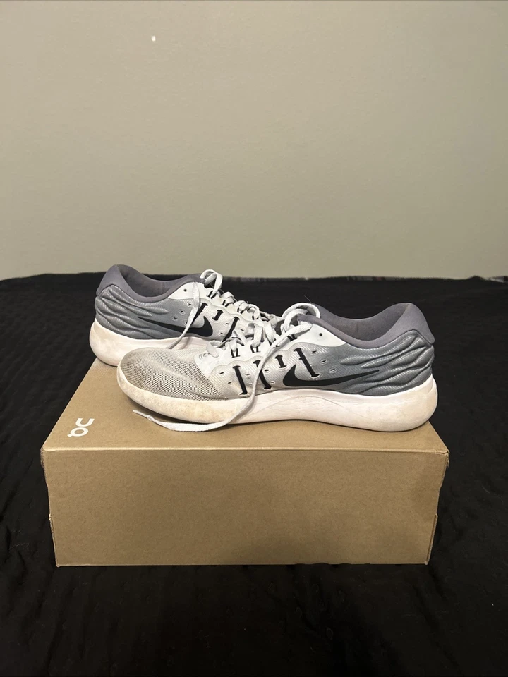 Nike LunarEpic Low Flyknit Zapatos para Correr para Hombres Talla 10 Gris/Blanco Foto 2 de 4