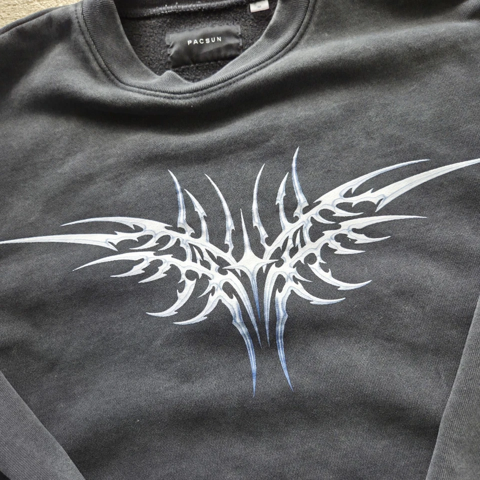 Sudadera con Capucha Pacsun Y2k Cuello Redondo M Estampado Tribal Columna Vertebral Foto 3 de 4