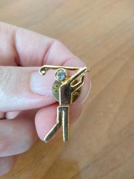 Pin dorado de jugador de golf
