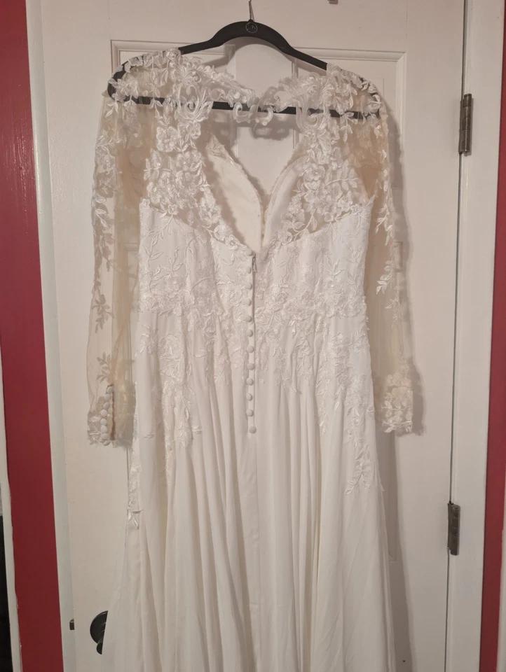 Stella York, lace long sleeved, a-line wedding dress Size 16 - Image 2 of 4