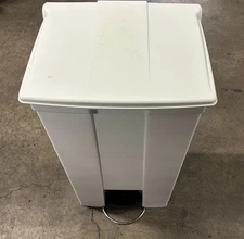 Rubbermaid Commercial 614600 23 gal Polyethylene Step-On Receptacle New