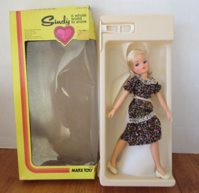 Poupée Sindy 1978, a whole world to share Louis Marx Toys Fabriqué à
