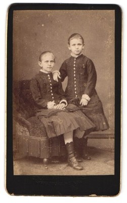 Fotografie J. Richter, Berlin, Oranienburger Str. 89, Zwei Schwestern an einem  