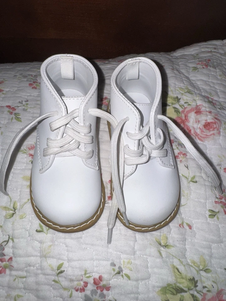 Baby Deer 尺码 5 学步儿童白色高帮系带皮鞋,男孩和女孩全新无标签 — 第 2/4 张图片
