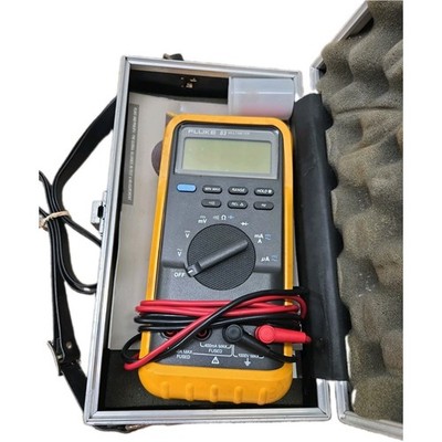 Fluke 83 Digital Multimeter, Cat III, 1000V, 10 A, w/ Test Leads & Holster