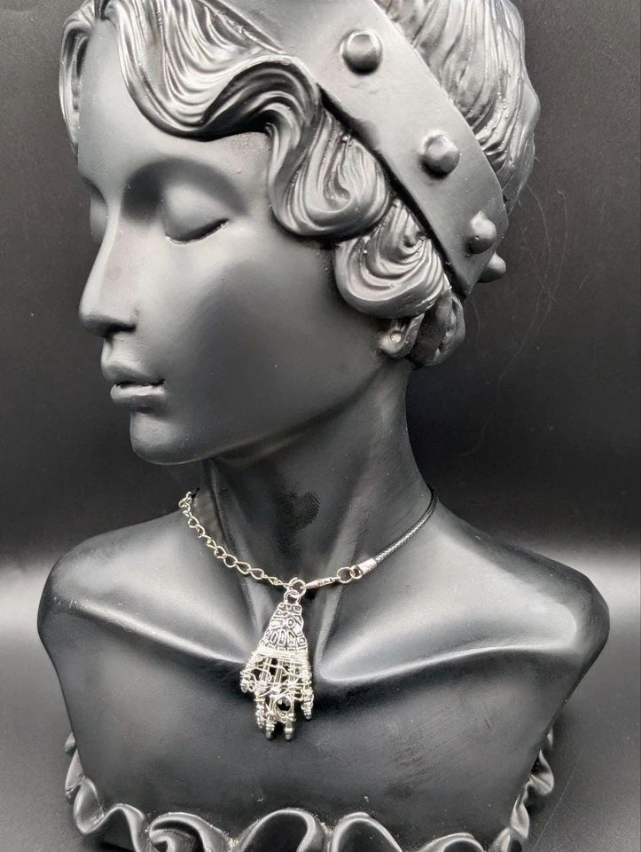 Collar de piedras preciosas negras envuelto en alambre de plata colgante reliquia mano de bruja - Imagen 2 de 4