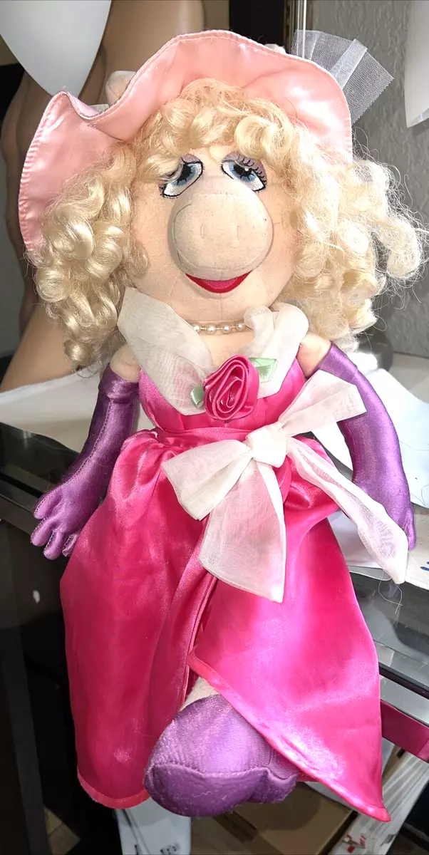 Miss Piggy Arrives to  Space L.A.