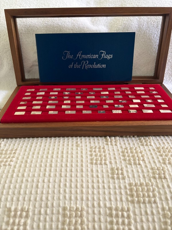 64 PC. SILVER IGNOTS "THE AMERICAN FLAGS OF THE REVOLUTION"  IN WOODEN BOX