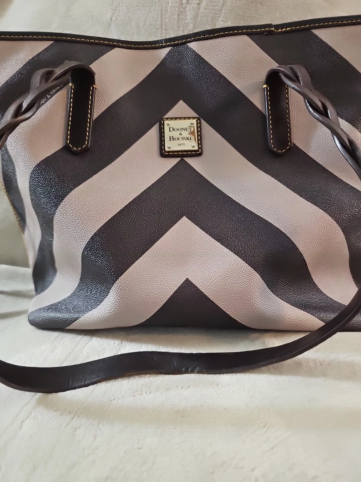 Bolso de Mano Dooney & Bourke Marrón y Beige Chevron Flecos  Foto 3 de 4