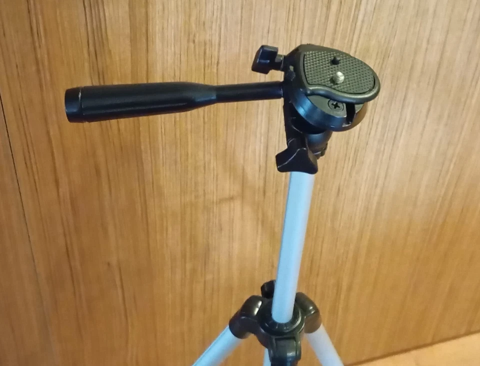 Trípode de aluminio con un diseño ligero y práctico - Imagen 2 de 4