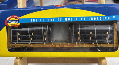 Athearn 92730 HO Scale RTR Union Pacific 60  Bulkhead w/Pipe Load UP 215535 NIB