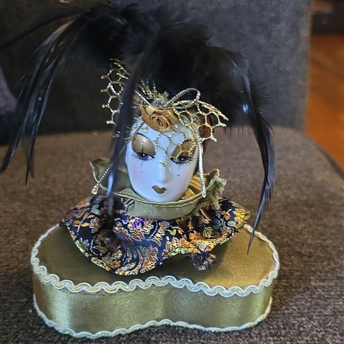 Women’s Masquerade Mini Top Hat Fascinator w/ Mask & Feathers, Black Gold