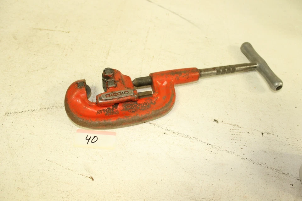 Ridgid No. 202 Heavy Duty Wide Roll Pipe Cutter 1/8" to 2" Made in USA - Image 4 of 4