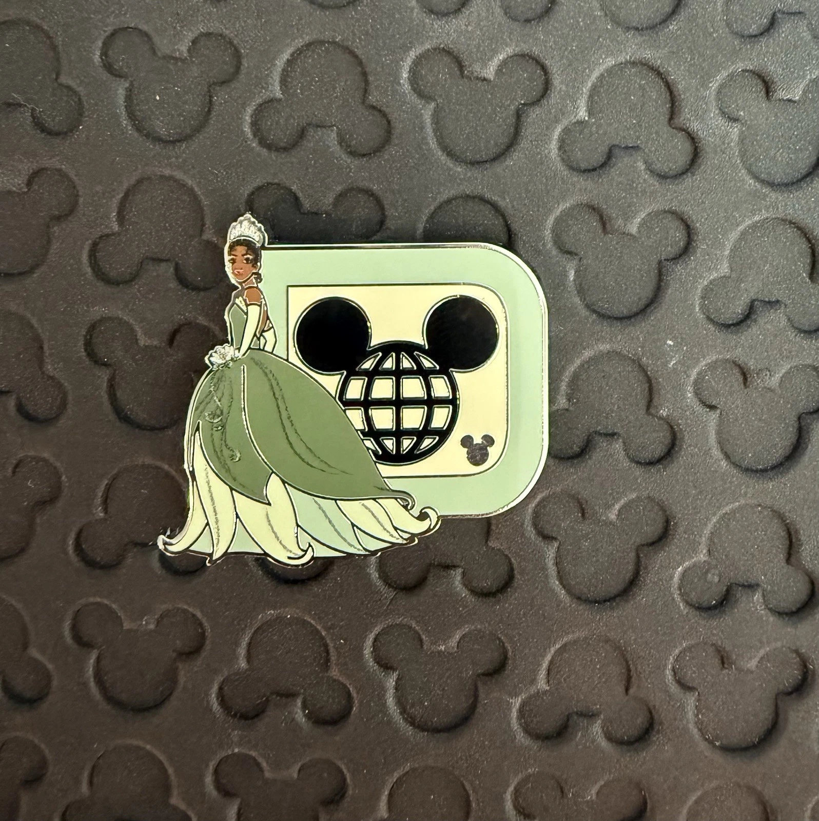 New Hidden Mickey 2025 Walt Disney World Tiana D series pin