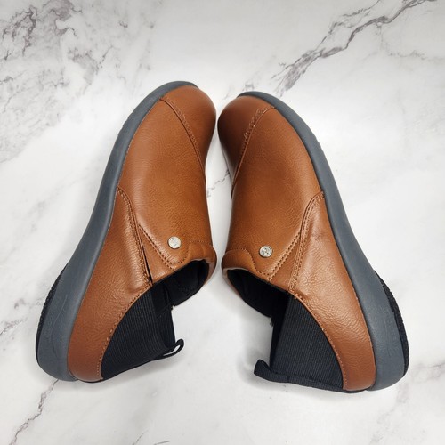 Zapatilla deportiva Spenco Brooklyn de cuero marrón sin cordones plantilla plana cómoda para mujer 7 - Imagen 6 de 10