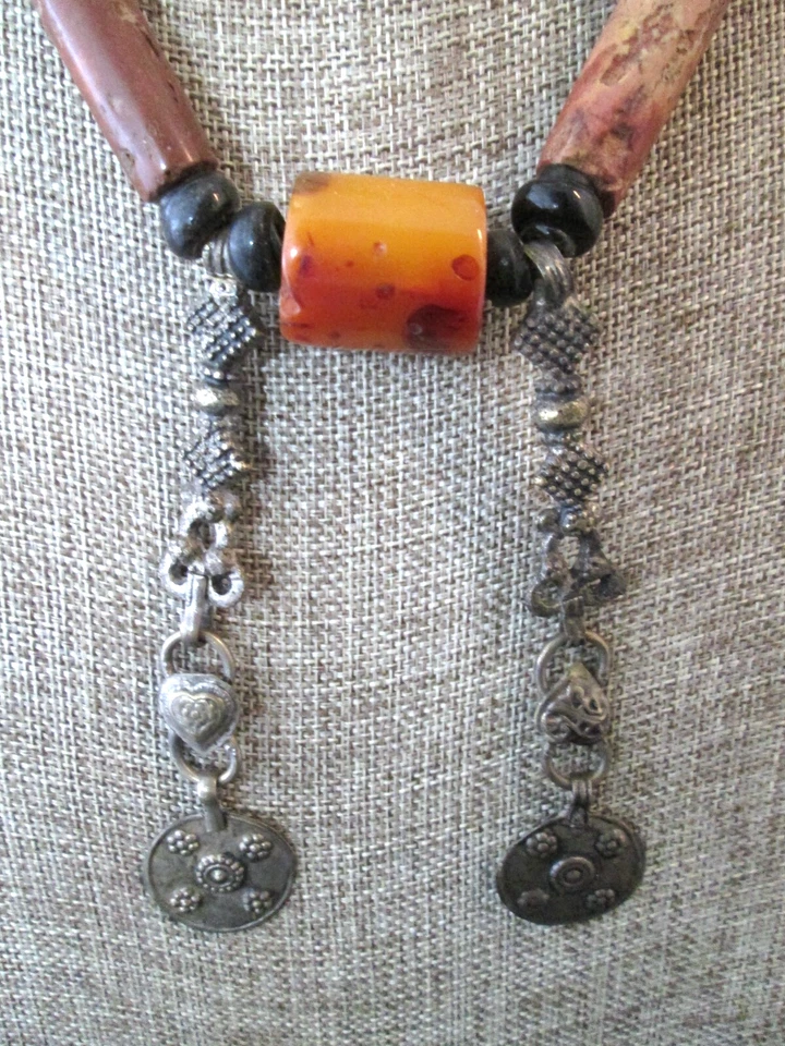 CUENTAS TRIBALES MARROQUÍES Y LATÓN CON ÁMBAR Y HUESO 38" COLLAR CUERO ENSARTADO ÚNICO Foto 2 de 4