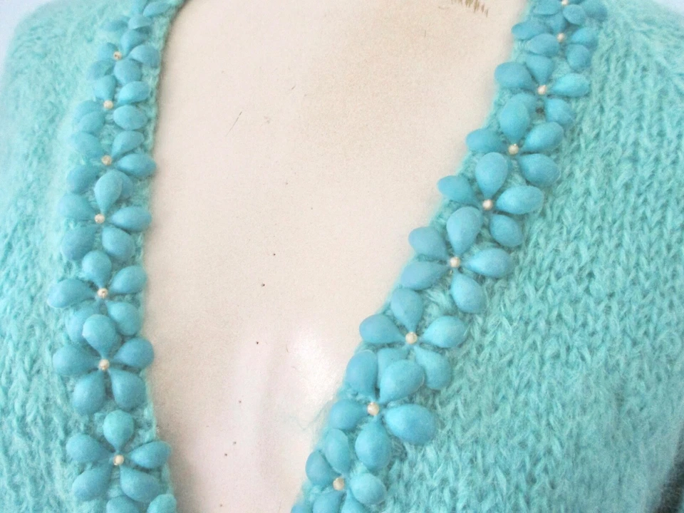Vtg 50s 60s turquoise blue mohair cardigan sweater plastic flowers pockets M/L - Image 3 of 4