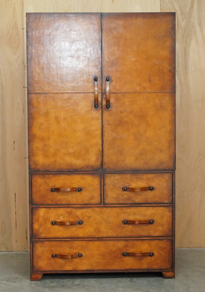 GUARDA-ROUPA ÚNICO DE COURO MARROM COSTURADO À MÃO E TINGIDO À MÃO COM GAVETAS - Imagem 2 de 4