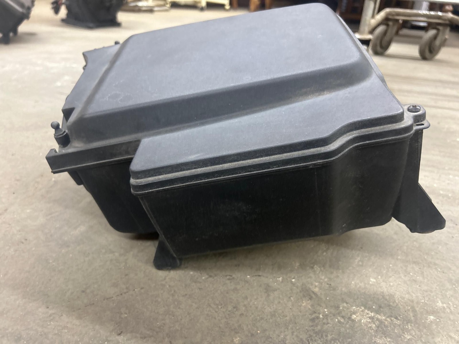2014 - 2015 Audi R8 Air Filter Housing Intake Box RH Passenger 420133838M (MK)
