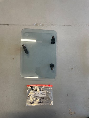 🔥 80 - 85 Datsun Nissan 720 King Cab Truck Movable, LEFT QTR Glass & Hinges - Foto 3 di 6