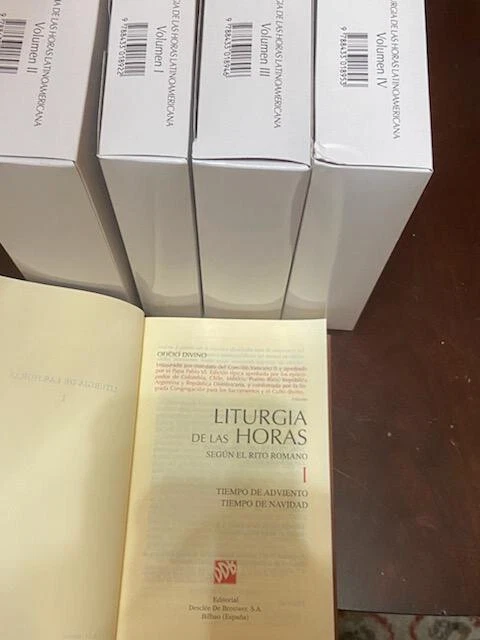 Liturgia de las Horas para América Latina. 4 vols. 8th edición y año de 2022 - Image 2 of 3