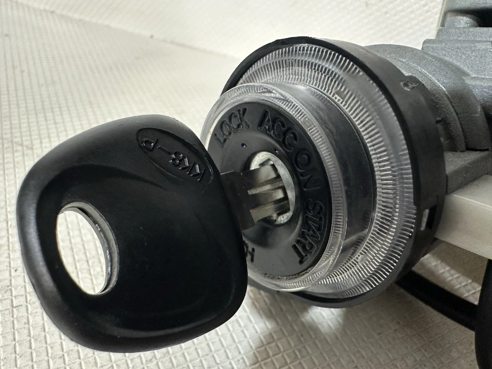 Interruptor de encendido Kia Soul 2011-2013 cilindro de bloqueo de puerta del conductor con llave OEM Foto 2 de 4