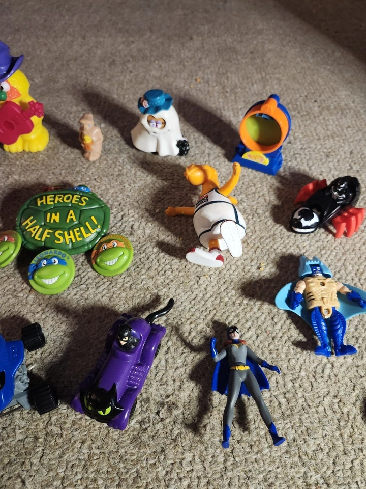 Lote de 20 figuras mixtas de juguetes años 80 y 90 TMNT, Muppets, Transformers, Batman, Catwoman Foto 4 de 4