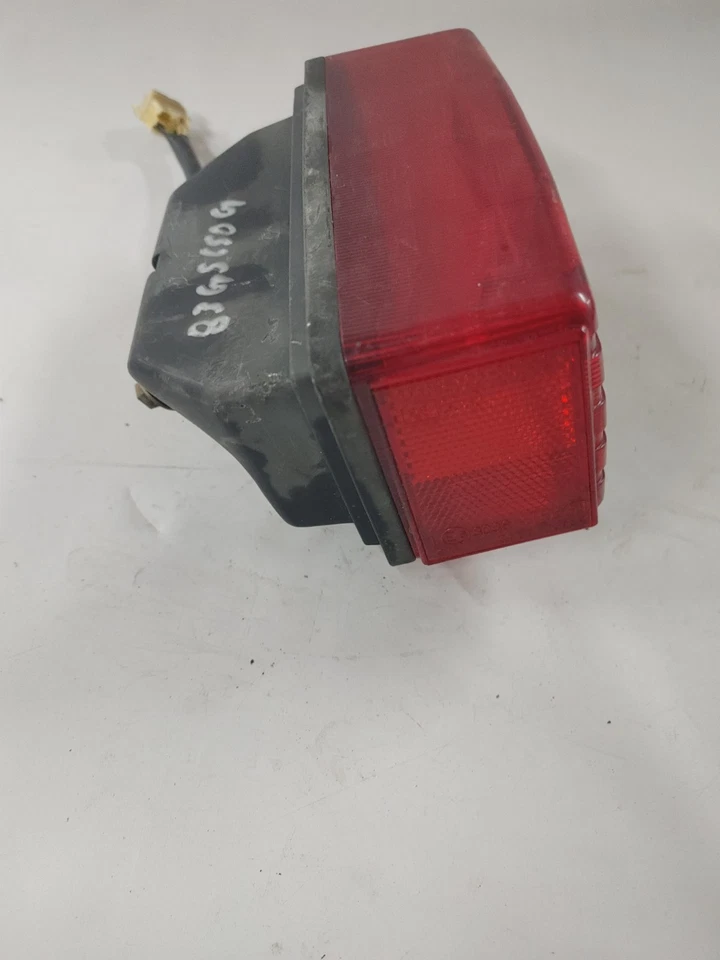 Задний комбинированный фонарь 1983 Suzuki GS650G 35720-11430 - Изображение 3 из 4