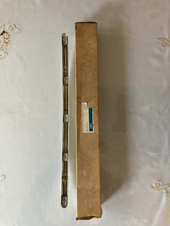 Chevrolet Nomad 1955-1957 puerta trasera barra cromada, nuevo OEM 4658499 excelente estado Foto 2 de 4