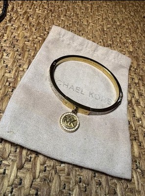 Michael Kors Armreif Goldton mit MK Anhänger und Aufbewahrungsbeutel