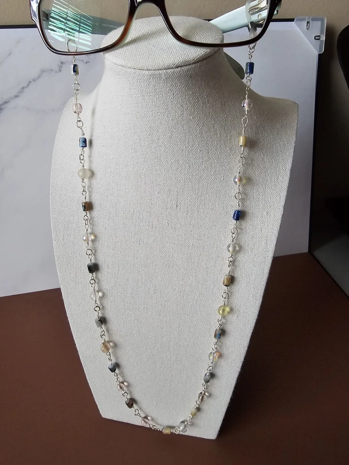 Cordón de cadena de gafas envuelto en alambre y alambre plateado con cuentas de vidrio azul y crema 24" Foto 2 de 3