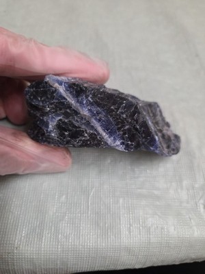 Sodalith Ontario Kanada 7,9 cm lang x  4,2 cm breit. 121 gramm