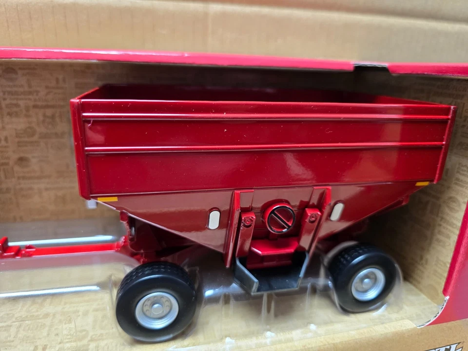 1/32 Farmall 806 Diesel WF Tractor with Gravity Wagon – Ertl - Image 4 of 4
