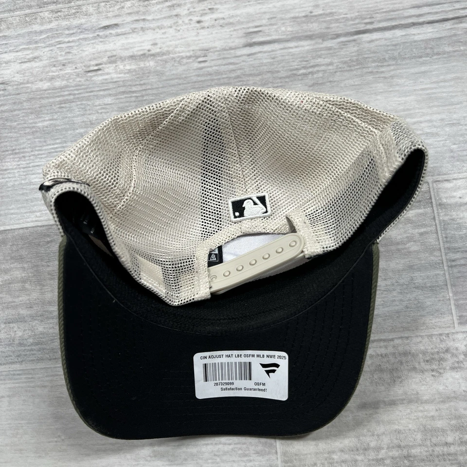 New Era 9SEVENTY Beige Claro/Oliva Cincinnati Reds 2025 Día de las Fuerzas Armadas Camuflaje Foto 4 de 4