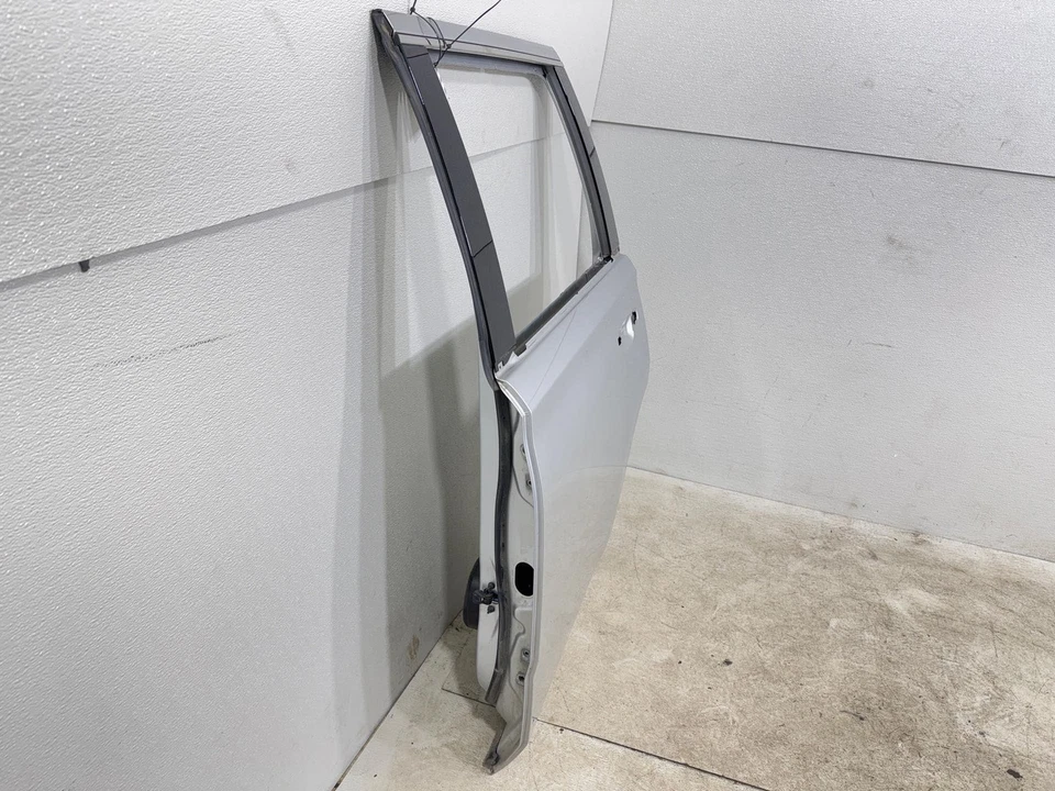 Chevrolet Tahoe 2015-2020 panel de carcasa de puerta trasera izquierda fabricante original Foto 3 de 4