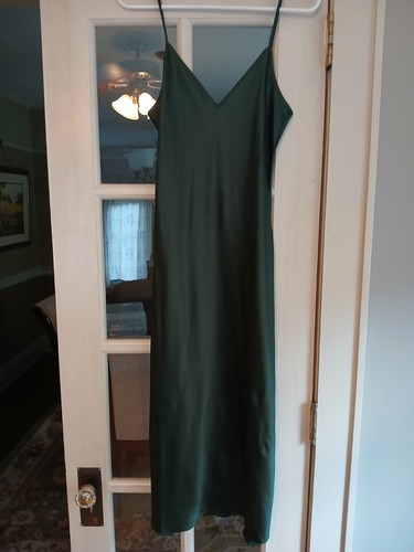 Quince Damen-Maxikleid Größe M 100 % waschbar Seide Slip V-Ausschnitt waldgrün neu mit Etikett