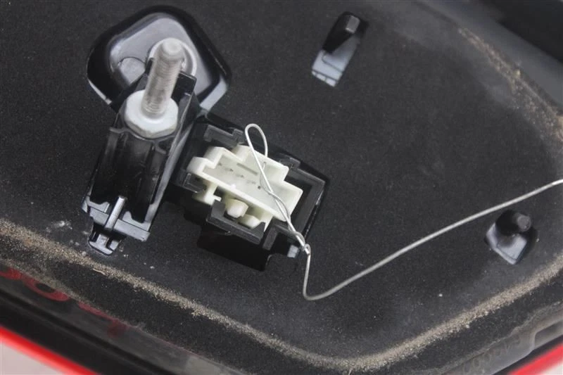 2014 Mercedes-Benz E350 TRUNK LID MOUNTED TAIL LIGHT LAMP Right 1327848 - Image 3 of 4